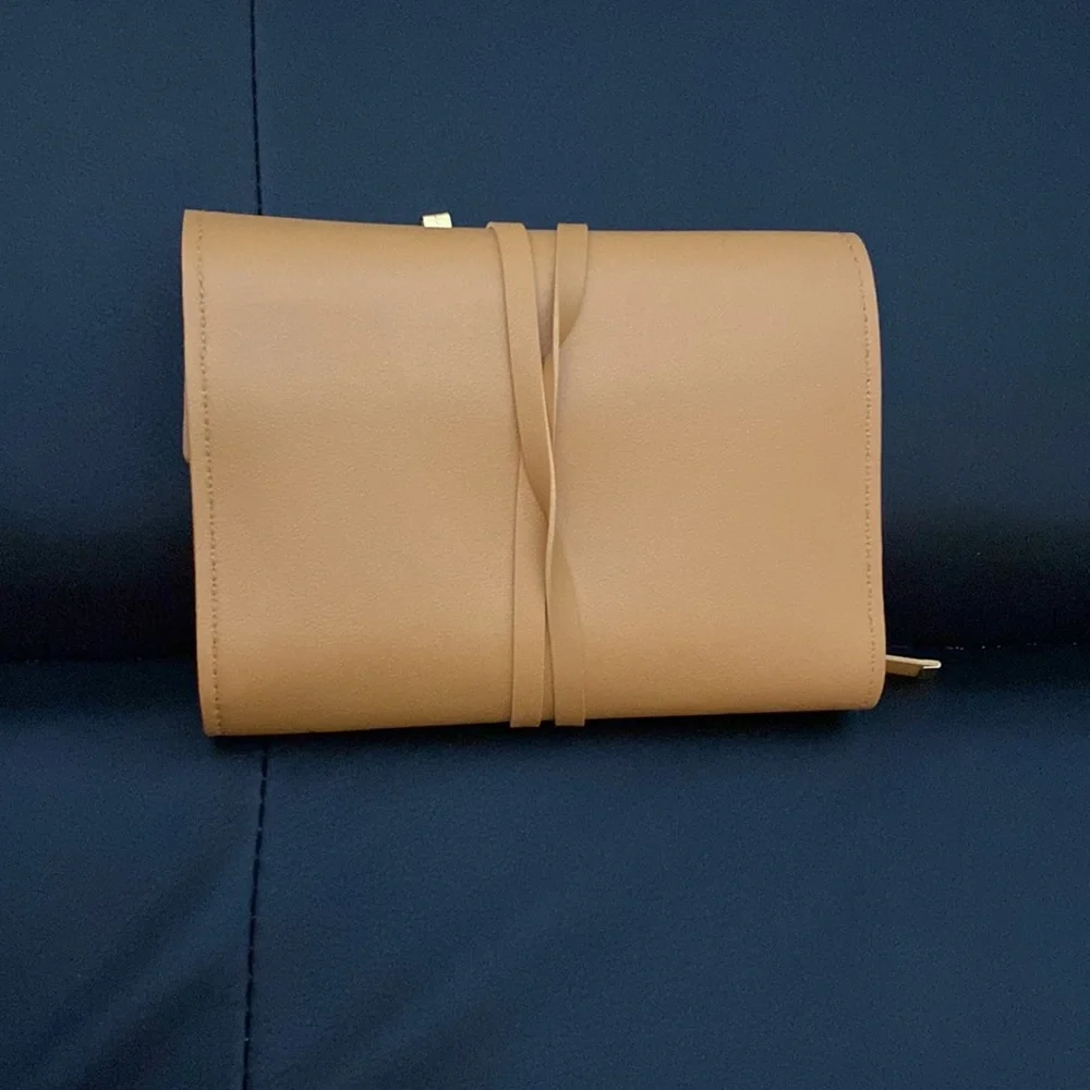 🦋 Glass Ladder & CO. Tan Tech Organizer - Picture 2 of 4